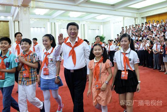 2015年6月1日，习近平在北京人民大会堂亲切会见中国少年先锋队第七次全国代表大会全体代表。新华社记者王晔摄